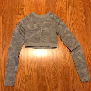 Nepoagym Camo Gray Cropped Top Size Small in VEUC like new!
